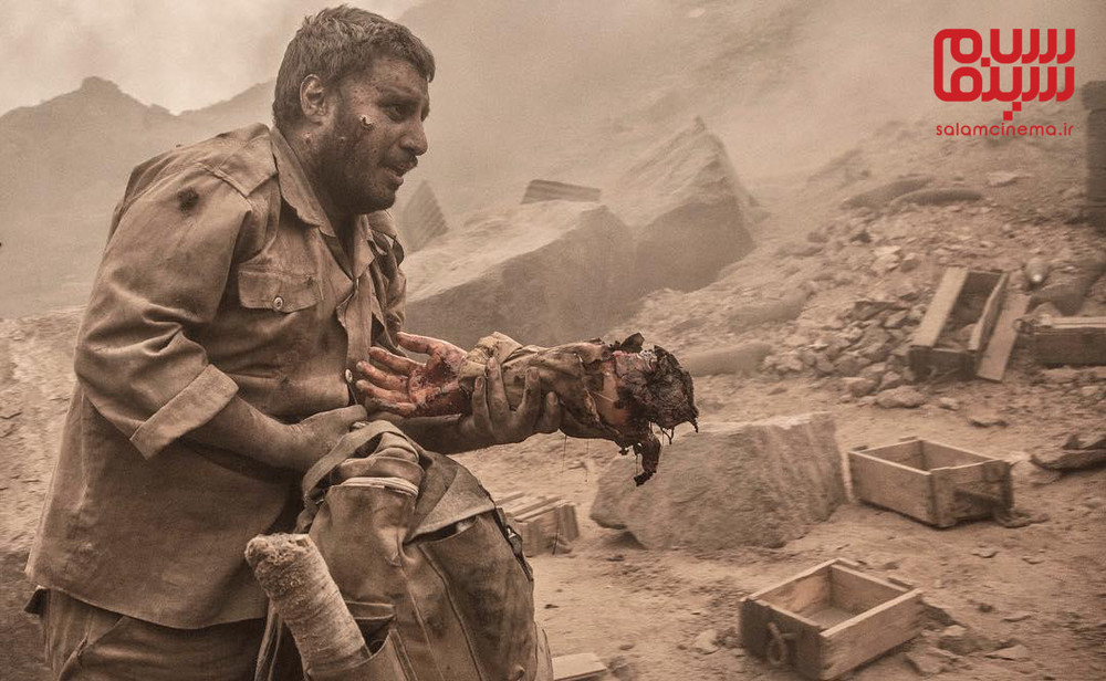 جواد عزتی در نمایی از فیلم «تنگه ابوقریب»