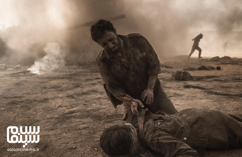 جواد عزتی در نمایی از فیلم سینمایی «تنگه ابوقریب»