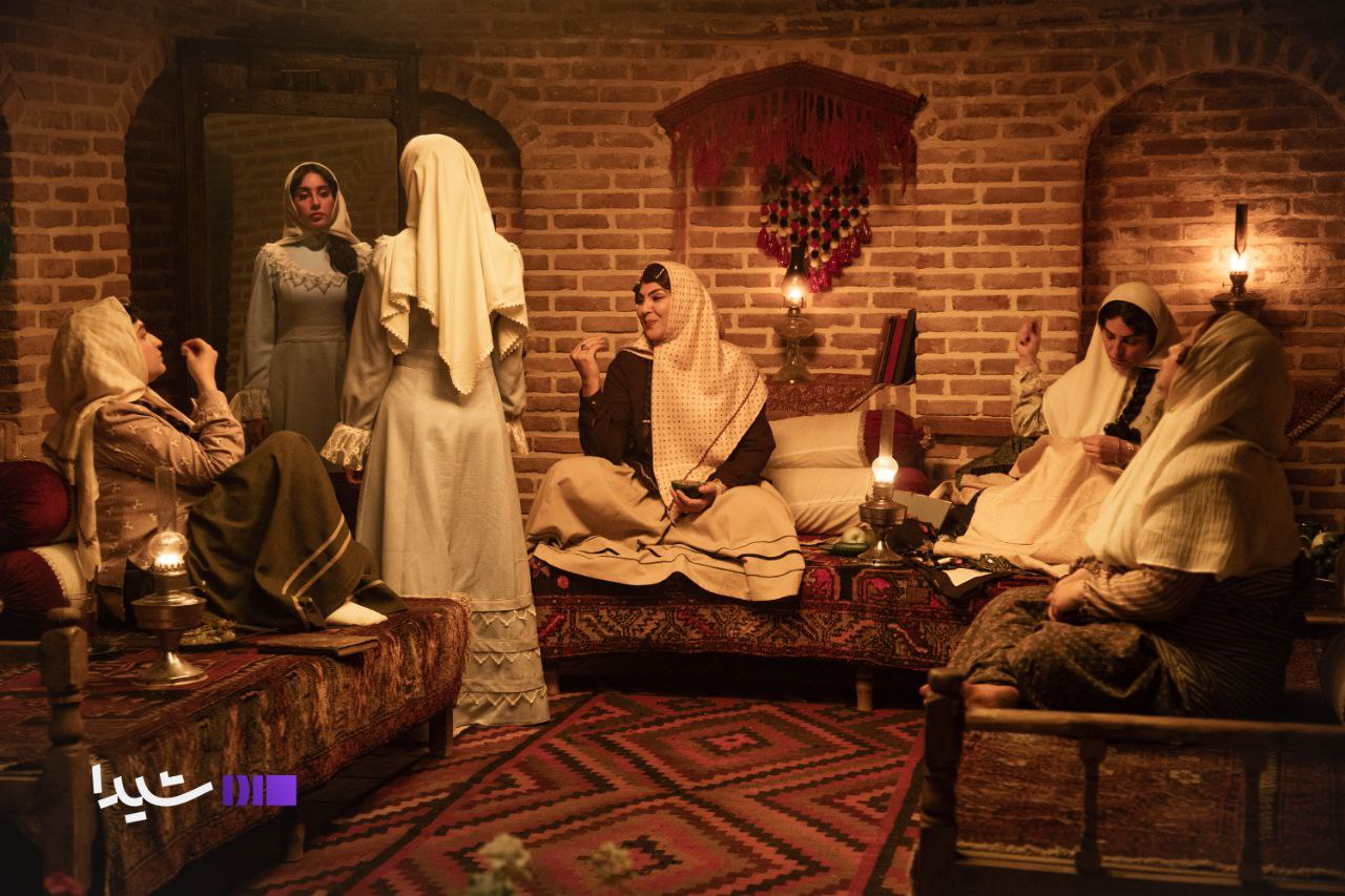 سلفی سرخوشانه بازیگران زن بامداد خمار با لباس قجری