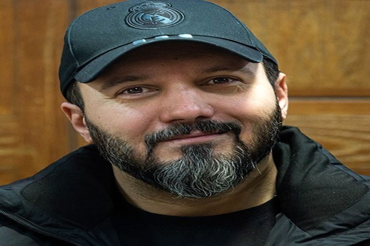 کامبیز دیرباز و مجید واشقانی با چهره بهت زده در مراسم خاکسپاری امیدجهان/ تصویر