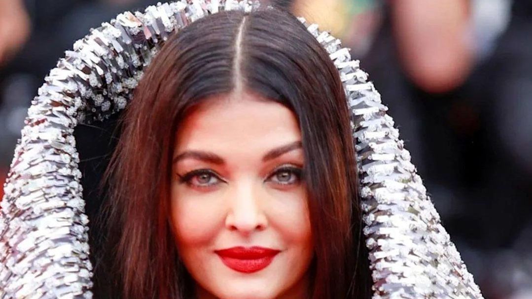 استایل آیشواریا رای با لباس جواهر دوزی شده در یک مراسم درخشید + عکس