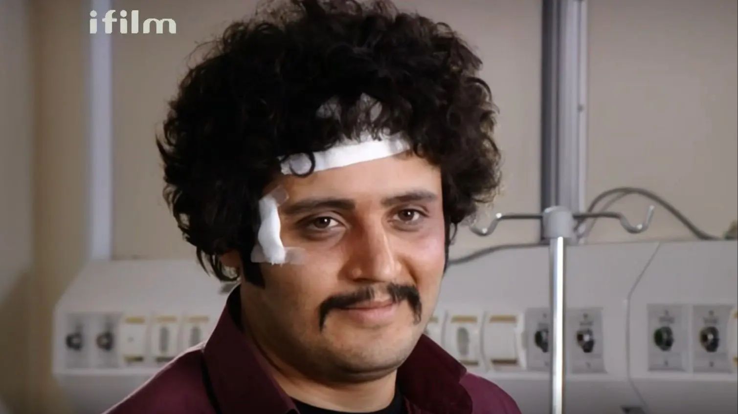 عکس| سفر در زمان؛ «کیانوش» سریال آوای باران با لباس کردی در سنندج؛ سال 13403