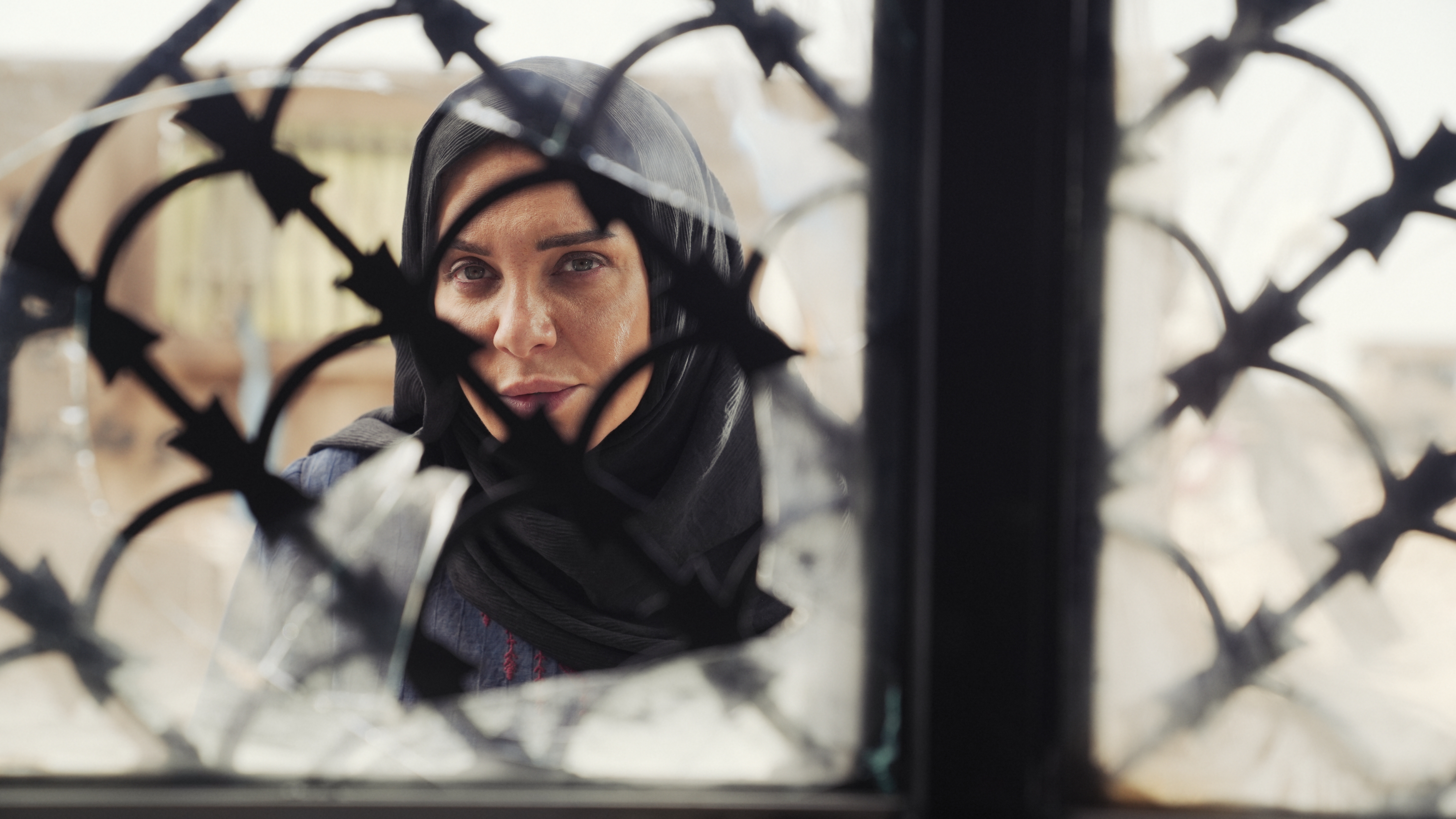 نقدی بر سینمای سفارشیِ معناگرا در فیلم «سرزمین فرشتهها»؛ وقتی زبان قطع است