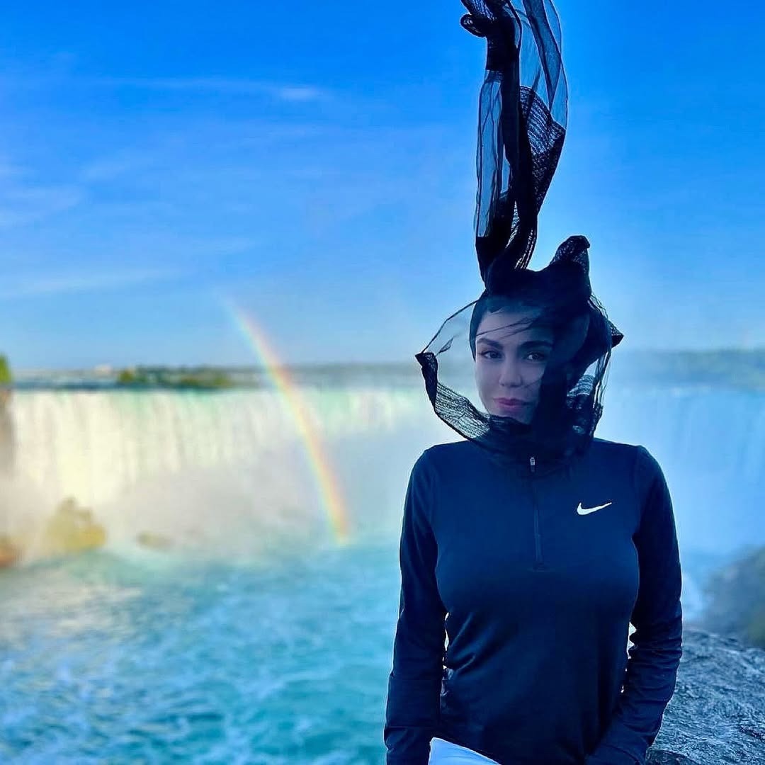 آزاده زارعی کنار آبشار نیاگارا 3