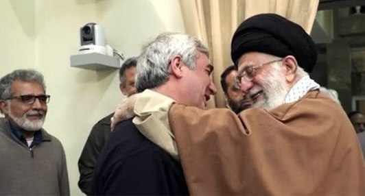 ابراهیم حاتمیکیا: ننگمان باد اگر در میانه مصاف، زانوی غم بغل بگیریم
