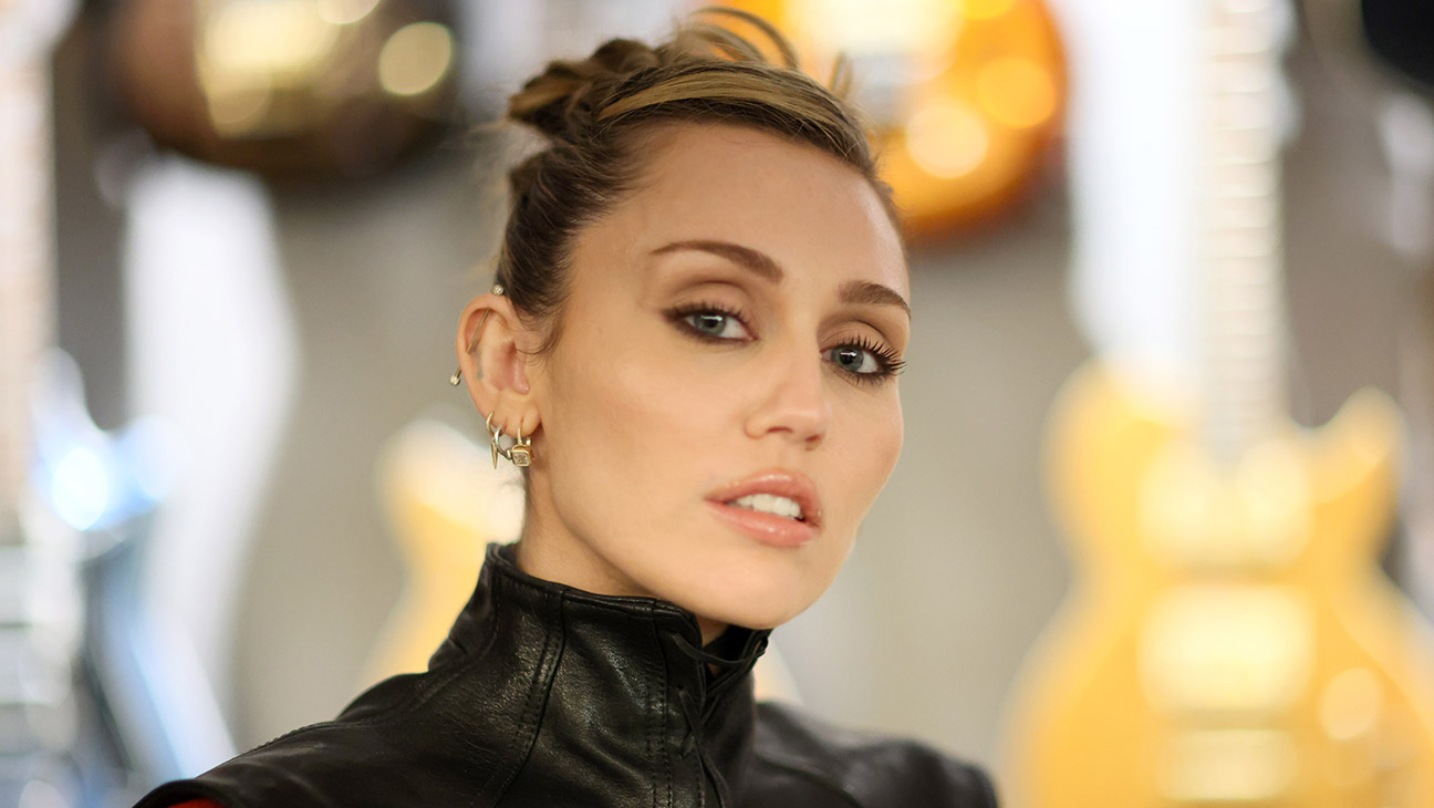 از مایلی سایرس در پالم اسپرینگز تقدیر می‌شود