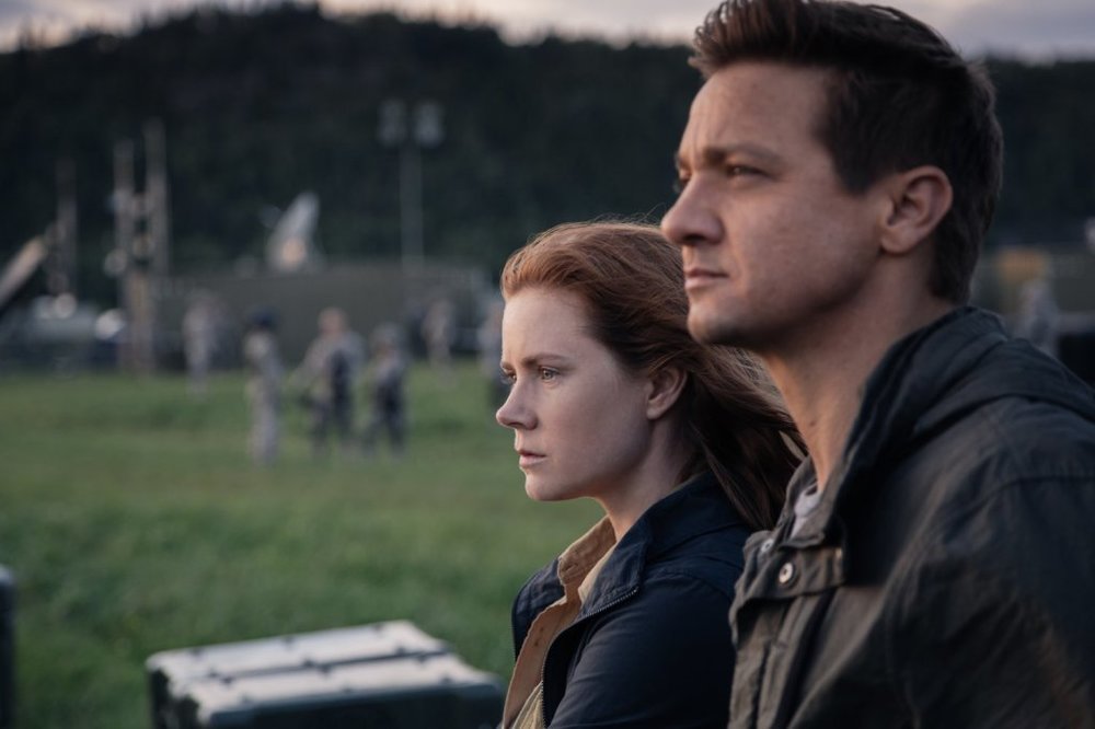 جرمی رنر و ایمی آدامز در نمایی از فیلم «ورود»(Arrival)