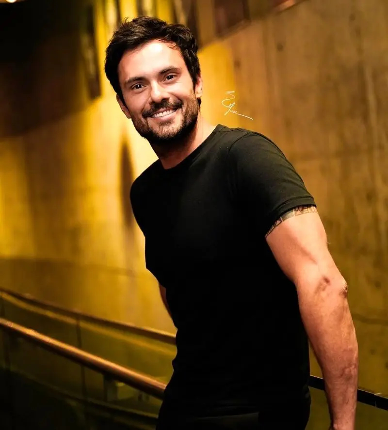 بیوگرافی آدریانو تولوزا 4