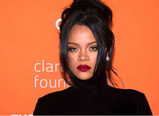 سفر در زمان؛ «ریحانا» در دفتر مجله Seventeen در نیویورک؛ سال 1385