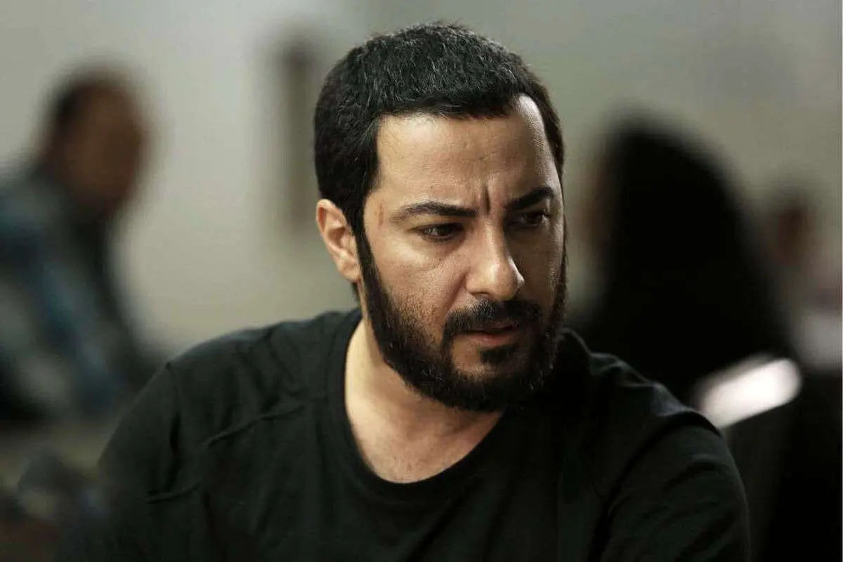 عکس سیگار به دست نوید محمدزاده در حیاط خانه‌اش