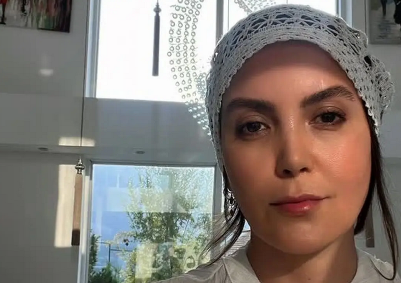 سفر در زمان؛ چهرۀ «آیناز» (سریال آنام) در پشت صحنه سریال «جزیره»