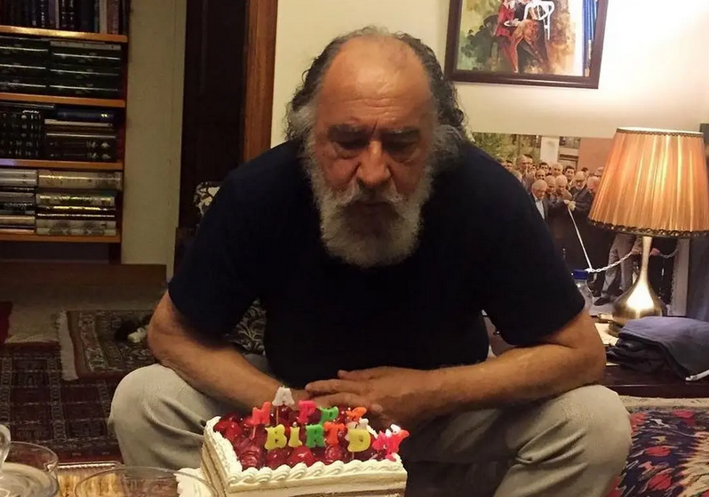 سفر در زمان؛ «داریوش ارجمند» در حال نواختن دوتار در پشت‌صحنه سریال امام علی (ع)