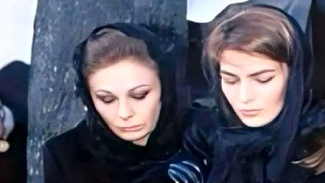 سفر در زمان/ فرح دیبا با ظاهری ژولیده سرمزار لیلا پهلوی/ سال ۱۳۸۷