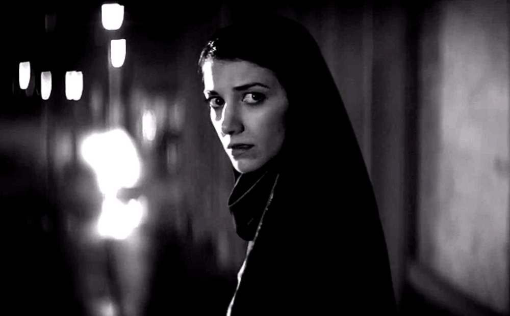 «دختری در شب تنها به خانه می رود»(A Girl Walks Home Alone At Night)