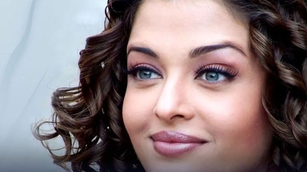 چهره زیبای آیشواریا رای با لباس جواهر دوز در یک مراسم + عکس