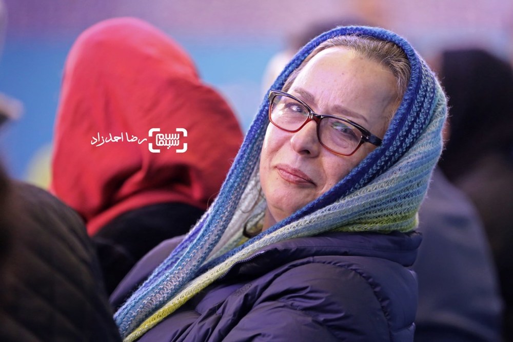 آزیتا حاجیان در نشست خبری فیلم «زیر سقف دودی» در سی و پنجمین جشنواره فیلم فجر