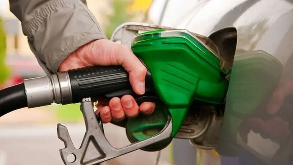 بنزین ما سه‌نرخه، چشم حسود بترکه/ کاریکاتور پزشکیان