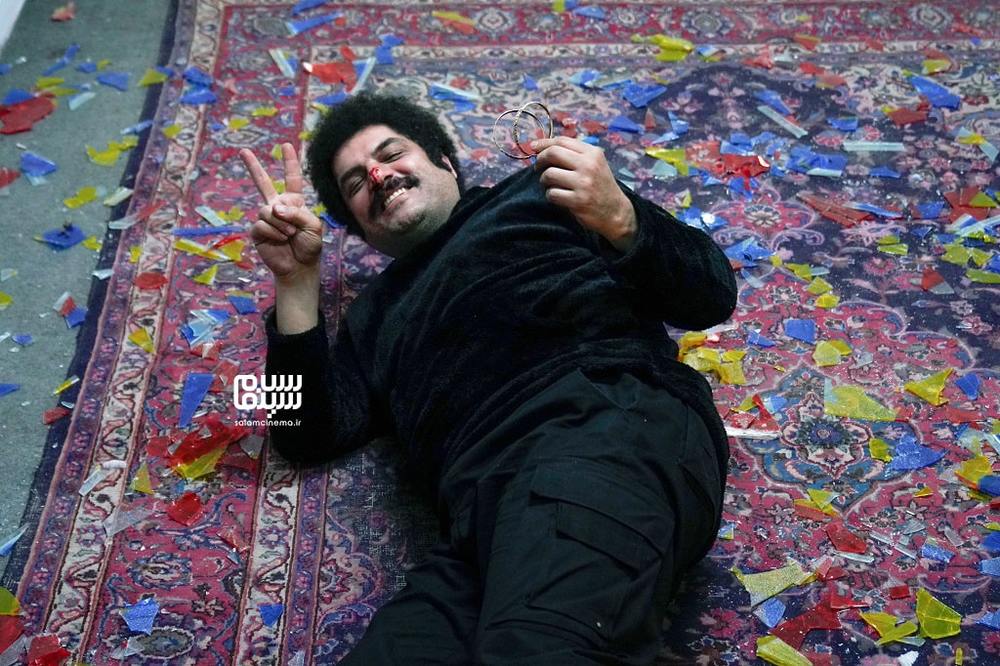 سام درخشانی در نمایی از قسمت ۱ سریال نمایش خانگی «روزی روزگاری مریخ»