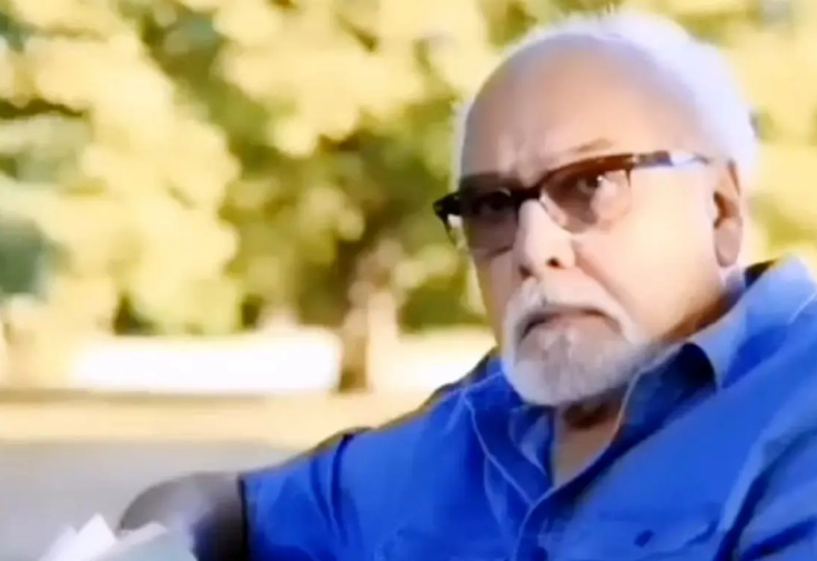 سفر در زمان؛ «منوچهر وثوق» در حال مجله خواندن در پشت صحنه یک فیلم؛ دهه 50