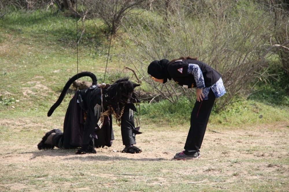مهسا احمدی و ارشا اقدسی در پشت صحنه فیلم شهر موشها 2