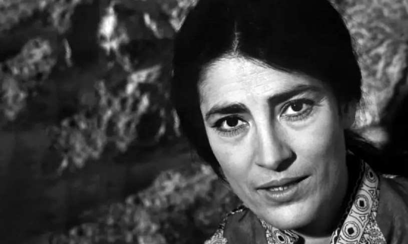 سفر در زمان؛ «ایرنه پاپاس» در حال سخنرانی در ونیز؛ سال 1348