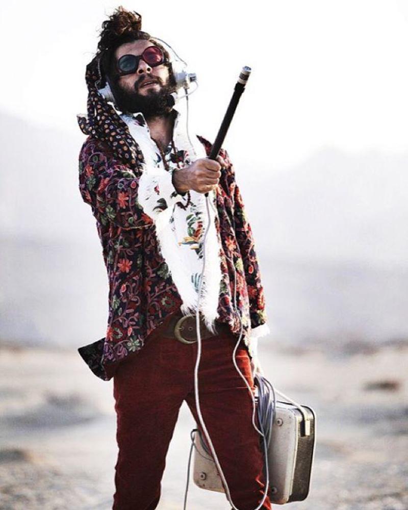 احسان گودرزی در نمایی از فیلم «اژدها وارد میشود!» ساخته  مانی حقیقی