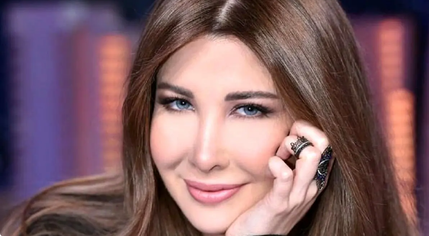 سفر در زمان؛ «نانسی عجرم» در کنار تصویر نخست وزیر مقتول لبنان در بیروت؛ سال 1384