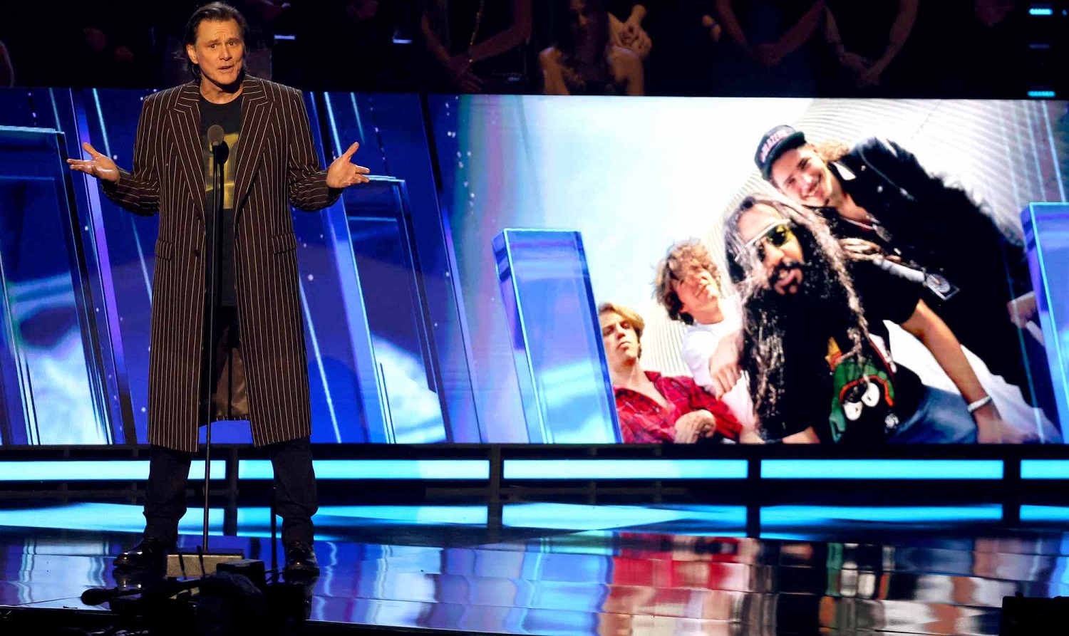 جیم کری برای ادای احترام به کریس کورنل در مراسم تالار مشاهیر راک اند رول ظاهر شد