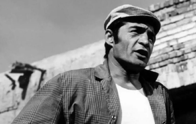 سفر در زمان؛ «بیک ایمانوردی» در حال تمرین بدنسازی در خانه؛ دهه 40