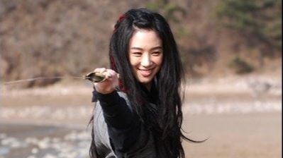 عکس| سفر به تاریخ؛ «پرنسس جامیونگ» با لحاف و بخاری برقی در پشت‌صحنه سریال «جومونگ 3»