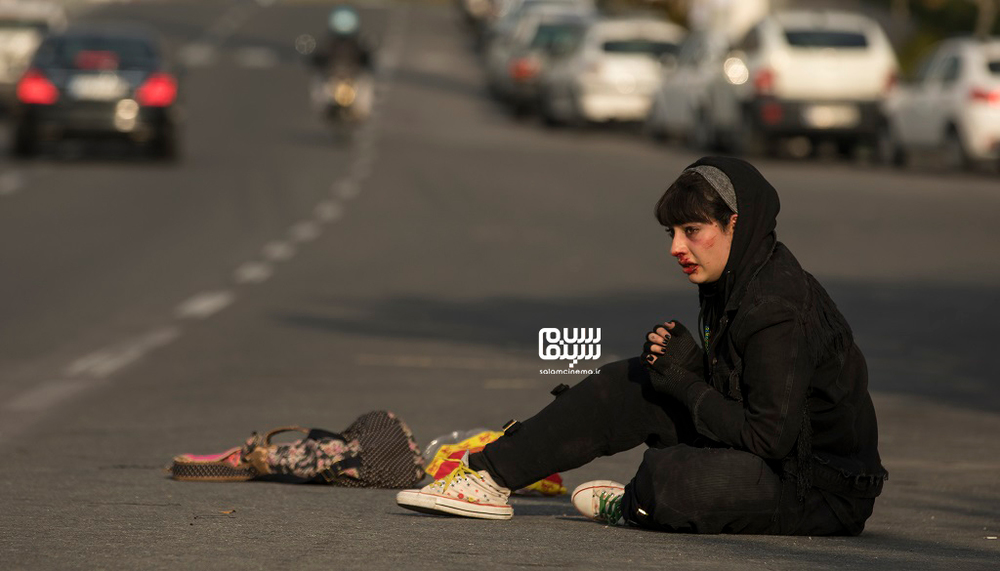 ترلان پروانه در نمایی از فیلم سینمایی «گربه سیاه»