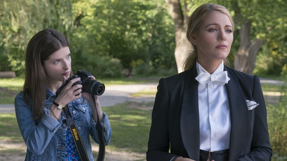 آنا کندریک و بلیک لایولی در نمایی از فیلم سینمایی «یک لطف ساده» (A Simple Favor)