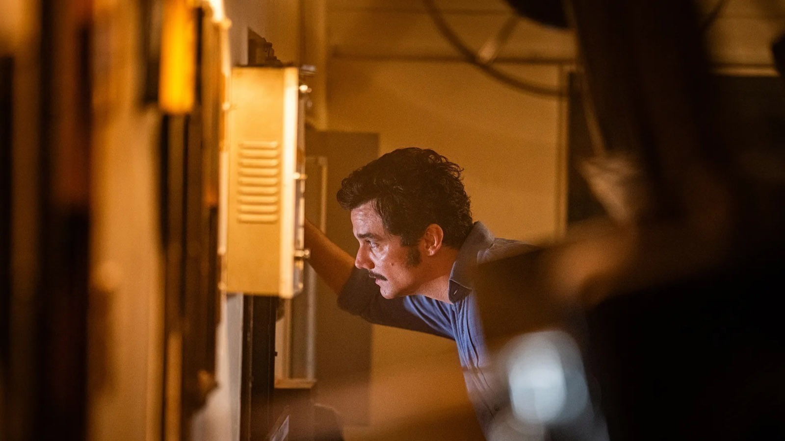 نقد فیلم «مامور مخفی» (The Secret Agent)؛ وقتی گذشته پا می‌شود