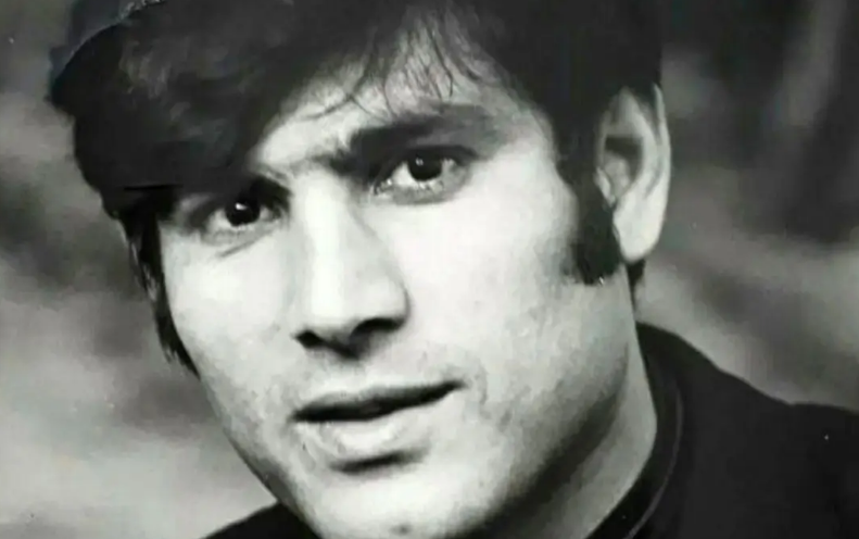 سفر در زمان؛ «نعمت آغاسی» سوار بر یک چهارچرخ کودکانه در خانه اش؛ دهه 50