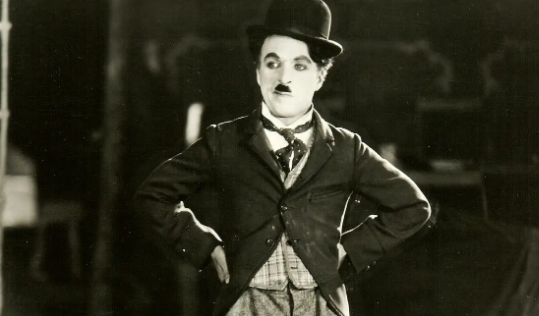 سفر در زمان؛ «چارلی چاپلین» در حال بررسی یک سکانس در پشت دوربین؛ سال 1294