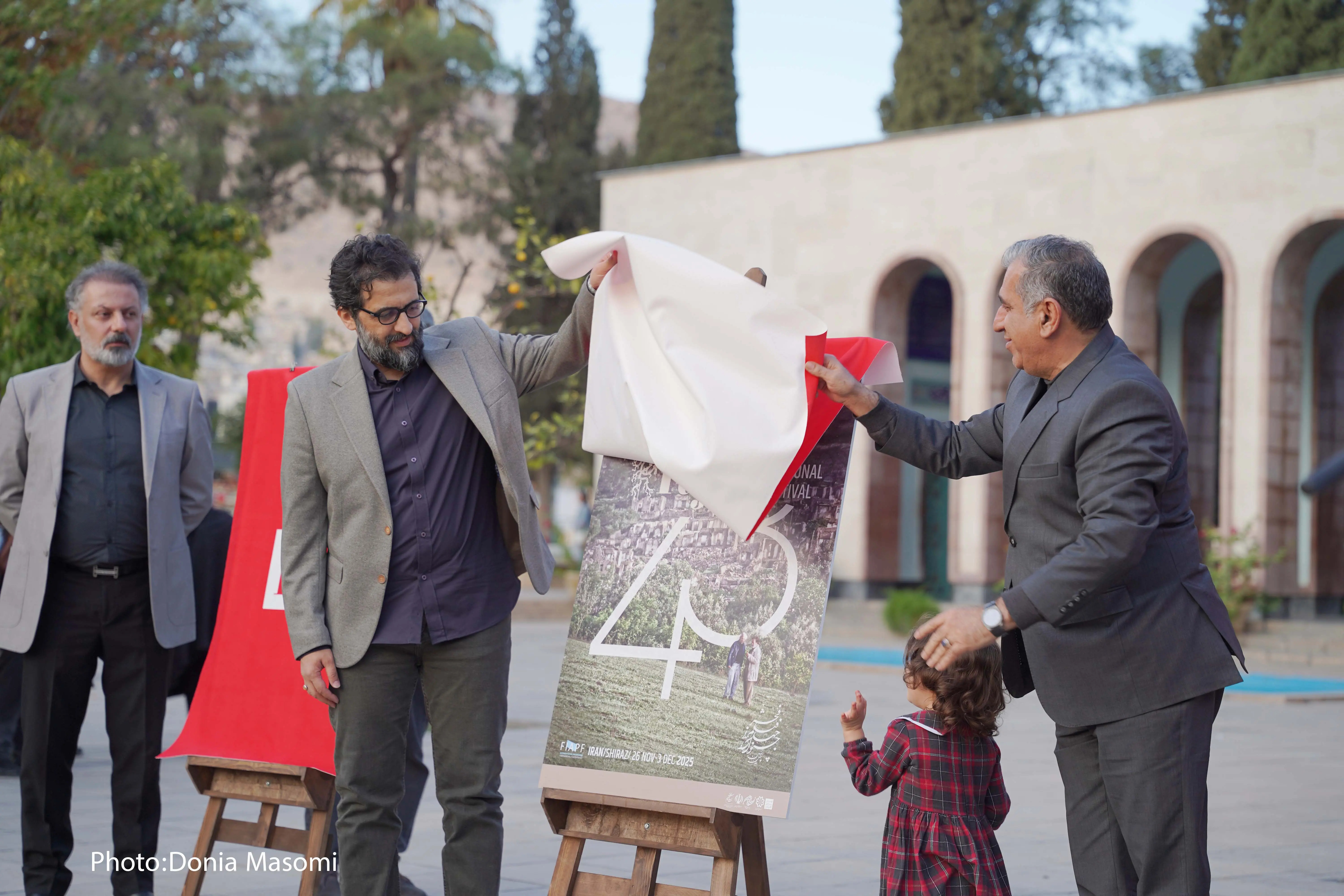 پوستر چهل و سومین جشنواره جهانی فیلم فجر رونمایی شد/ ۴۵ فیلم از ٣٠ کشور دنیا در شیراز به نمایش در می آید
