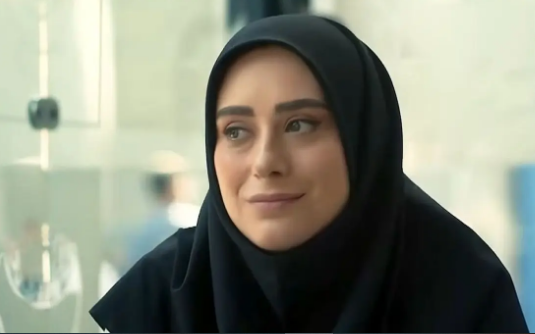 سفر در زمان؛ تیپ و چهرۀ «عطیه» (سریال ساهره) در 26 سالگی در مراسم اکران یک فیلم