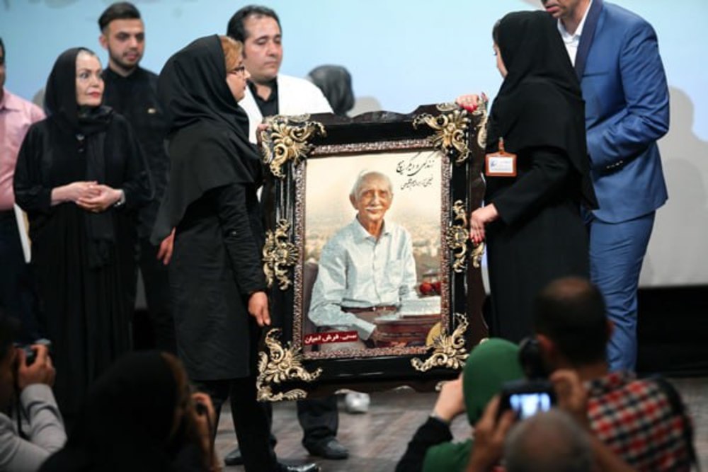 مصاحبه زیرخاکی با داریوش اسدزاده؛ بازیگری که تا ۹۶ سالگی خواند و نوشت