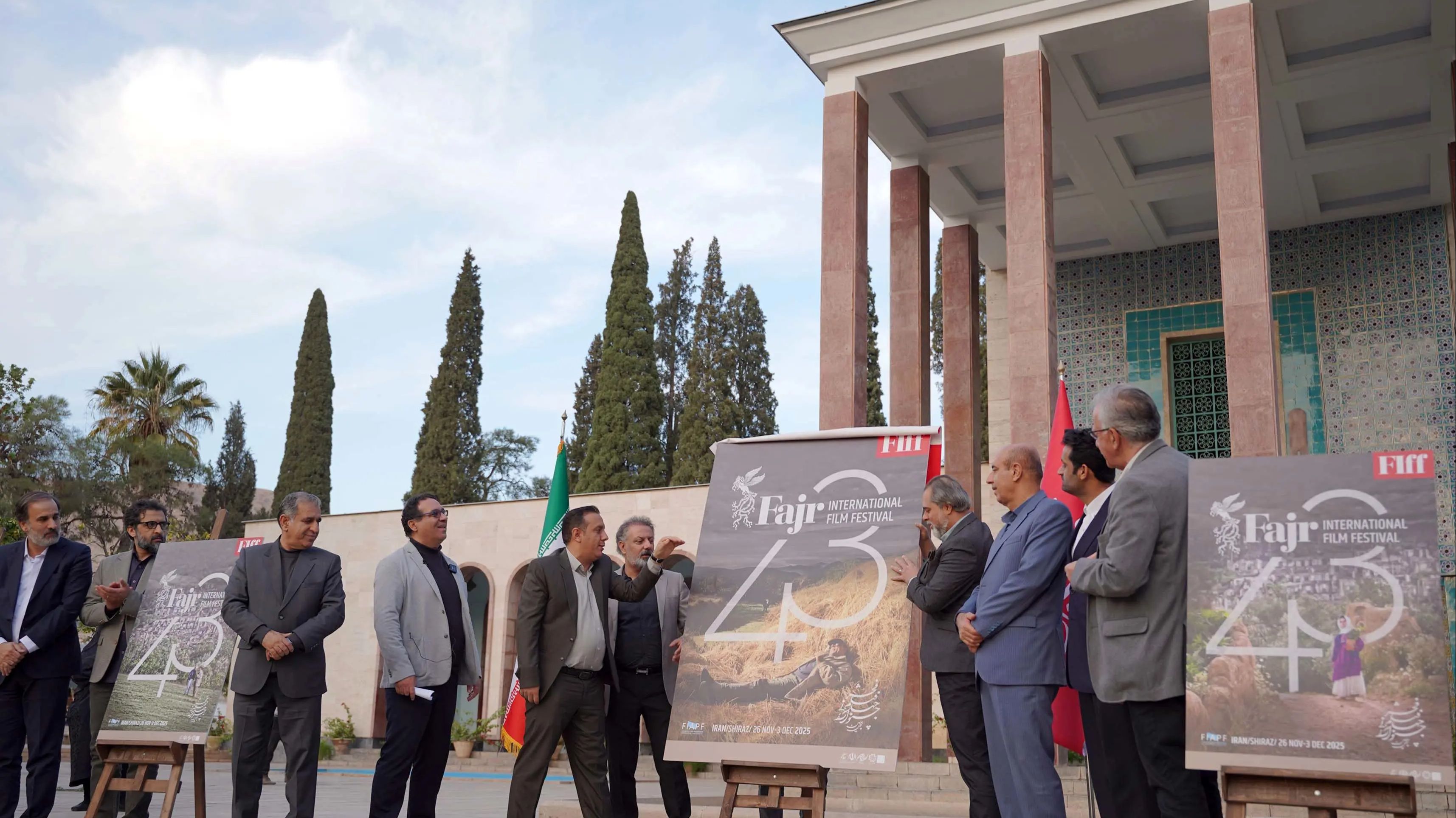 پوستر چهل و سومین جشنواره جهانی فیلم فجر رونمایی شد/ ۴۵ فیلم از ٣٠ کشور دنیا در شیراز به نمایش در می آید