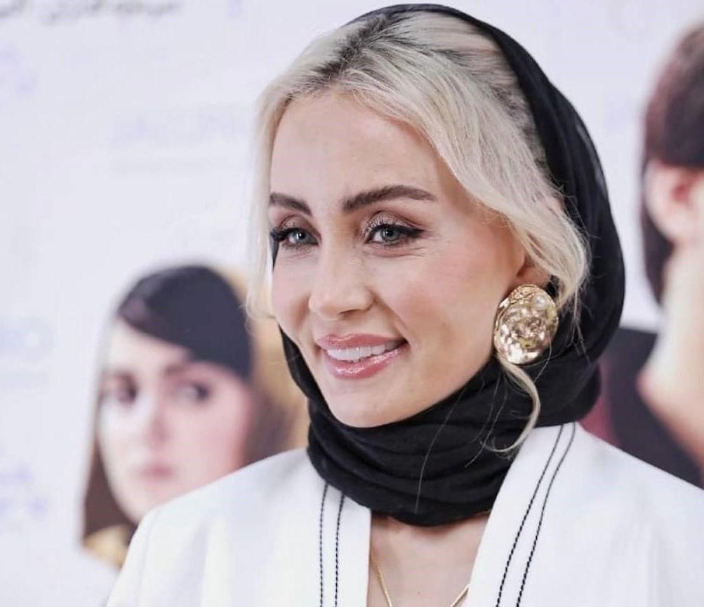 فتوشوت متفاوت و جذاب حدیث فولادوند در کافه ای با دکور منحصر به فرد + عکس