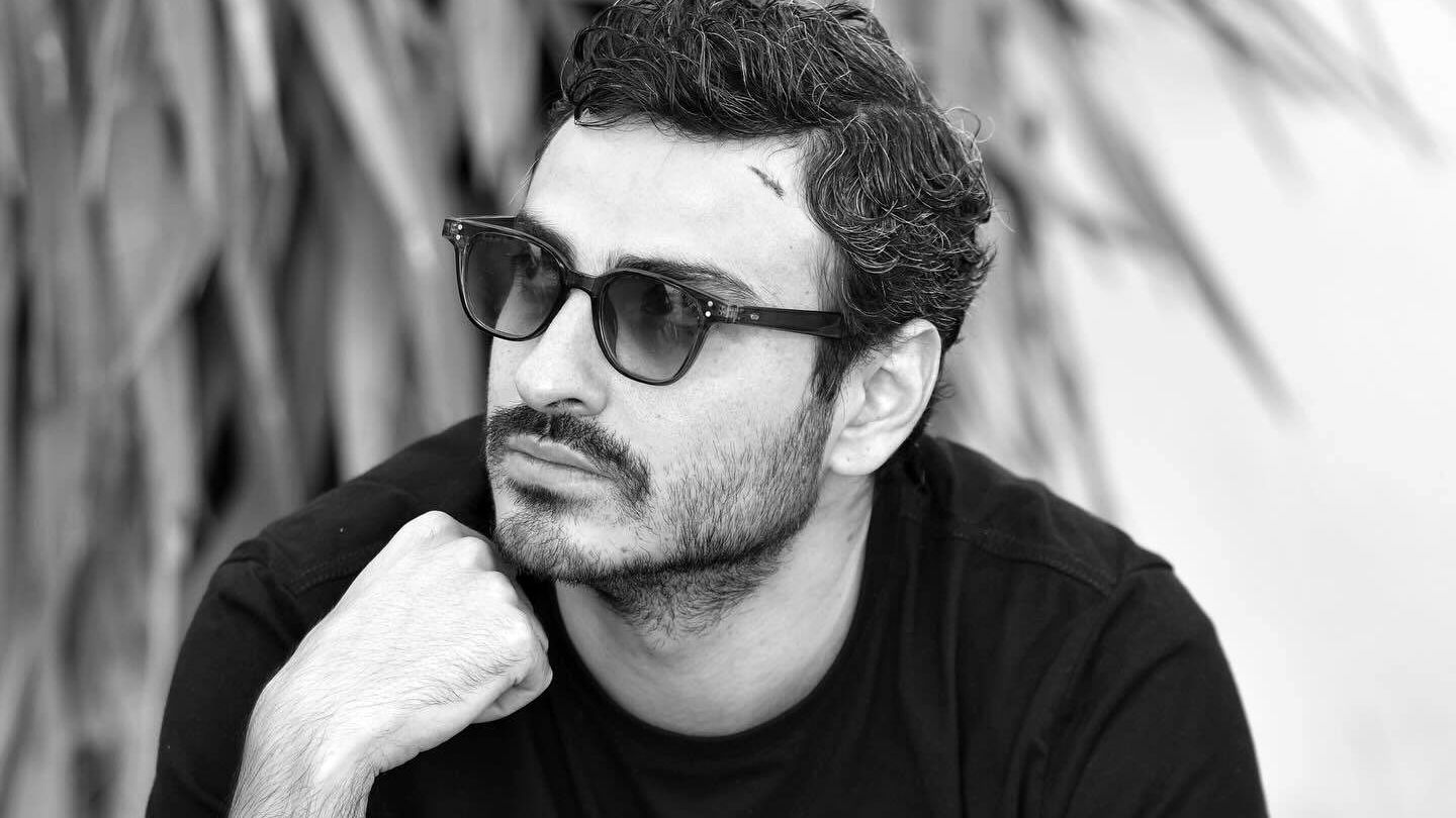 عکسی از تمرین بازیگری مرد خوش چهره سینمای ایران