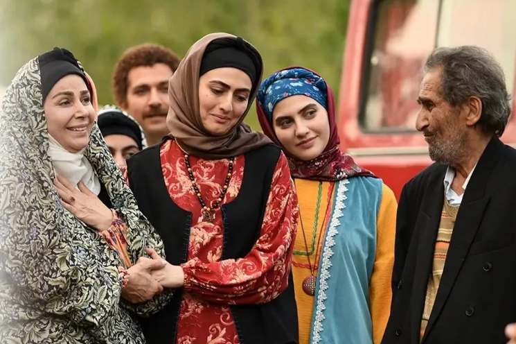 سفر در زمان؛ «انیس» مشغول استراحت در پشت صحنه سریال سوجان؛ سال 1402