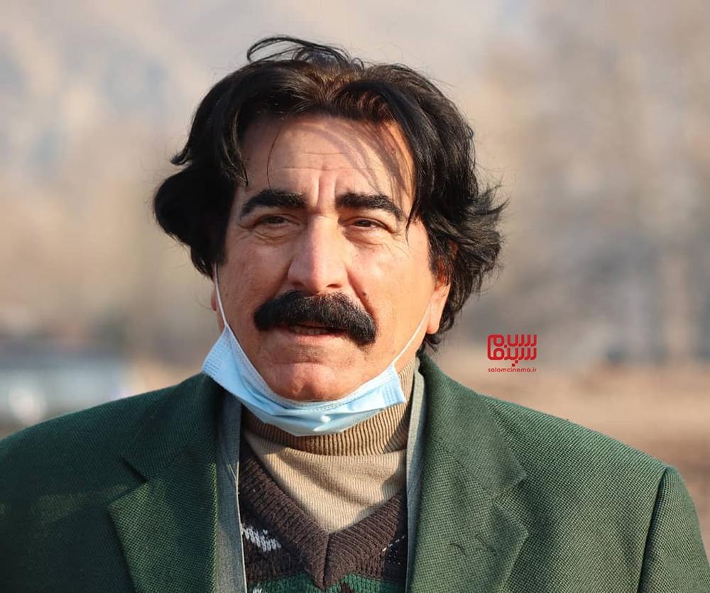 سیروس میمنت: خانواده ۱۱ نفره در یک اتاق ۱۲ متری زندگی می‌کردیم!