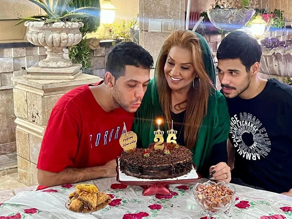 گریه و بی‌قراریِ نسرین مقانلو در سومین مراسم درگذشت پسرش