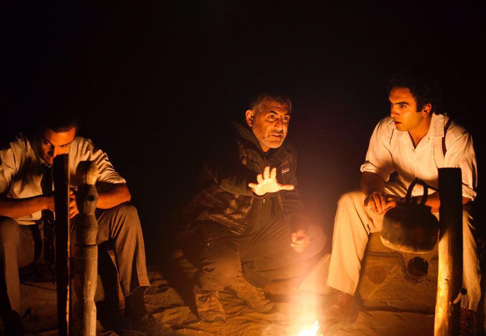 مانی حقیقی، همایون غنیزاده و امیر جدیدی در پشت صحنه فیلم «اژدها وارد میشود!»