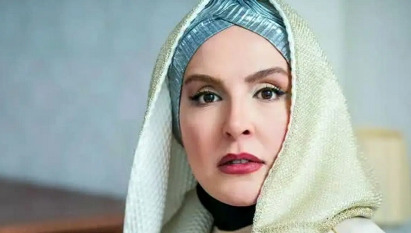 سفر در زمان؛ «آزیتا ترکاشوند» با چادر نماز در حرم امام رضا (ع)؛ سال 1401