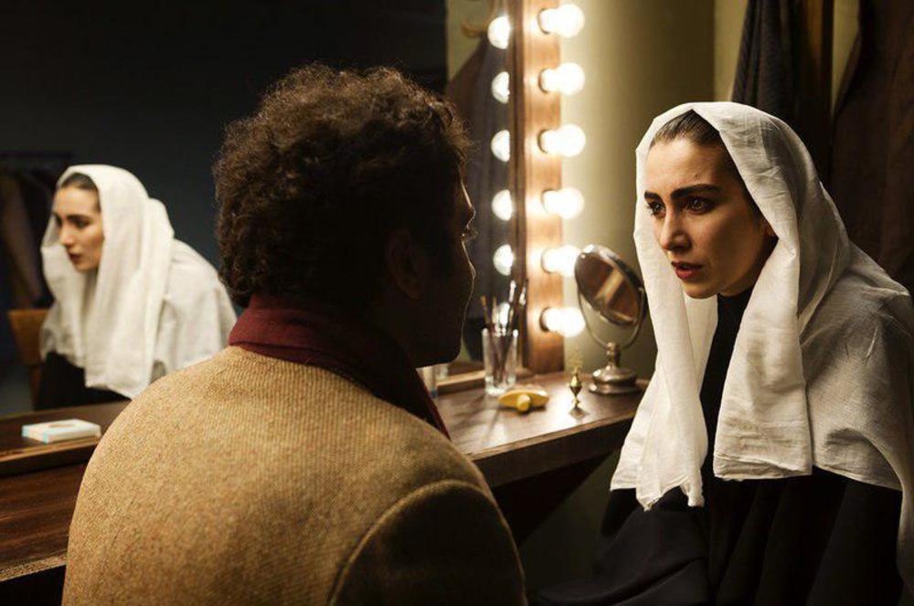 کیانا تجمل در نمایی از فیلم «اژدها وارد میشود!»