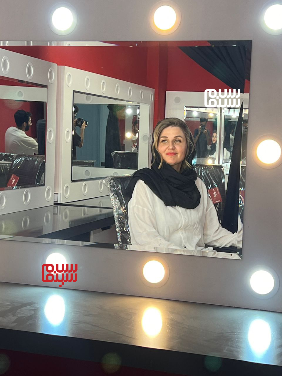 استایل جدید گلوریا هاردی در یک سالن تئاتر