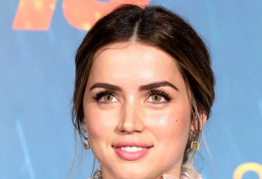 سفر در زمان؛ «آنا د آرماس» در حال عکس گرفتن با طرفدارانش در مادرید؛ سال 1396