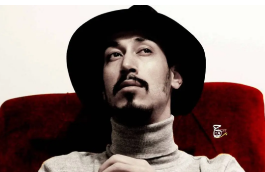 سفر در زمان؛ «بهرام افشاری» در کنار امین حیایی و لیندا کیانی در پشت‌صحنه «چشم و گوش بسته»